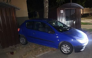 Uderzył w wiatę śmietnikową, porzucił auto i uciekł.