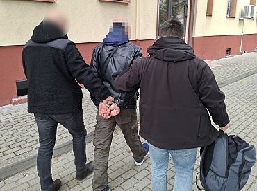 Ukradł odzież i groził sprzedawcy atrapą broni palnej. Został tymczasowo aresztowany