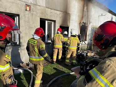 Pożar budynku wielorodzinnego w Cewicach