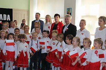 Wspólne śpiewanie hymnu narodowego w lęborskich szkołach i przedszkolach