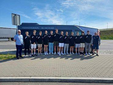 Kadra woj. pomorskiego wraz z trenerami w drodze na Ogólnopolską Olimpiadę Młodzieży w piłce siatkowej