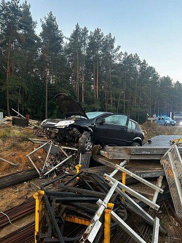 Zjechał z jezdni i wjechał na teren budowy, zderzając się ze sprzętem budowlanym.