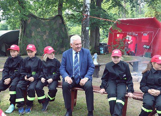 Grafika 6: Obóz szkoleniowo-wypoczynkowy Młodzieżowej Drużyny Pożarniczej w Łebuni