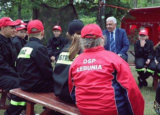 Grafika 3: Obóz szkoleniowo-wypoczynkowy Młodzieżowej Drużyny Pożarniczej w Łebuni