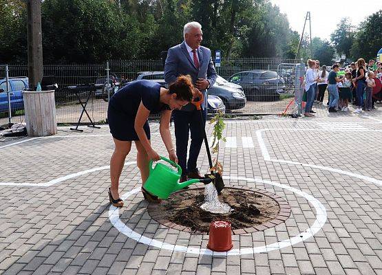 Grafika 1: Wójt Gminy Cewice Jerzy Bańka na 75-leciu powstania Szkoły Podstawowej w Przerytem