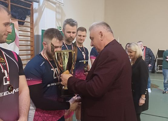 Grafika 87: I Turniej Siatkówki o Puchar Wójta Gminy Cewice zakończony sukcesem