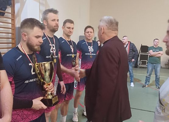 Grafika 88: I Turniej Siatkówki o Puchar Wójta Gminy Cewice zakończony sukcesem