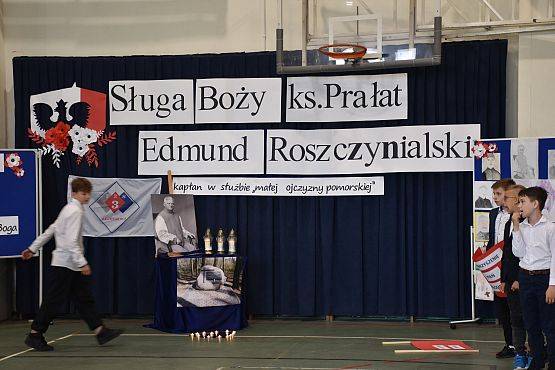 24 rocznica nadania szkole w Cewicach imienia księdza Edmunda Roszczynialskiego