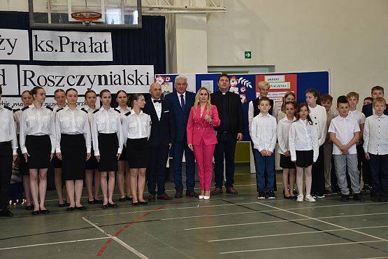 24 rocznica nadania szkole w Cewicach imienia księdza Edmunda Roszczynialskiego