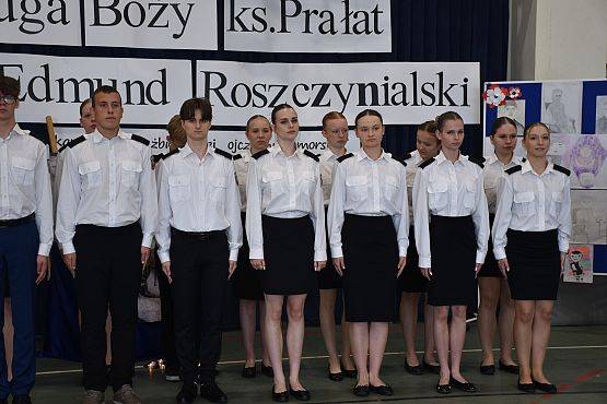 24 rocznica nadania szkole w Cewicach imienia księdza Edmunda Roszczynialskiego