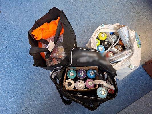 Grafika 2: Pomalował sprayem wagony pociągu SKM, bo szukał „inspiracji i wrażeń"