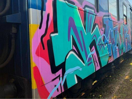 Grafika 3: Pomalował sprayem wagony pociągu SKM, bo szukał „inspiracji i wrażeń"