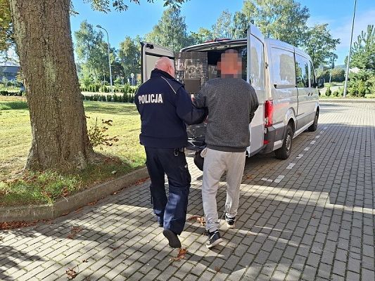 Grafika 2: Dwóch poszukiwanych trafiło za kratki