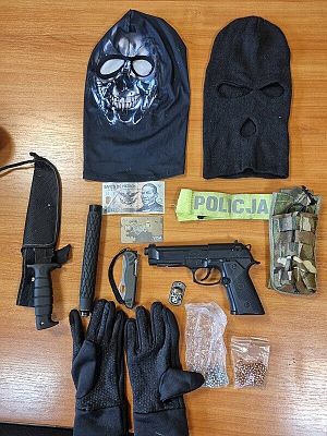 Grafika 3: Ukradł odzież i groził sprzedawcy atrapą broni palnej. Został tymczasowo aresztowany