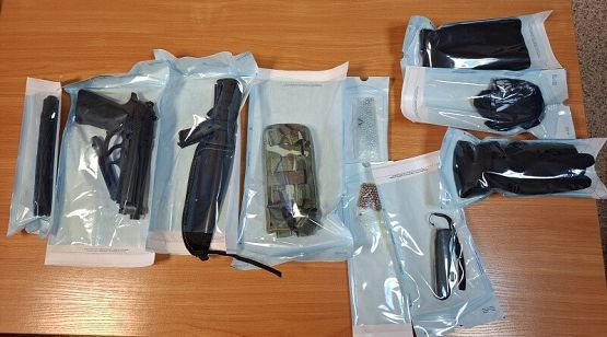 Grafika 2: Ukradł odzież i groził sprzedawcy atrapą broni palnej. Został tymczasowo aresztowany