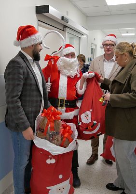 Grafika 1: Mikołaje w szpitalu