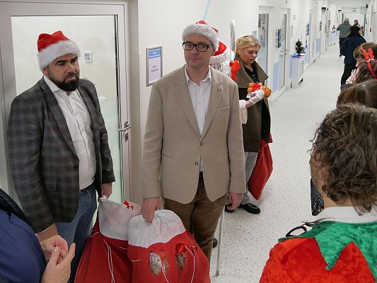 Grafika 2: Mikołaje w szpitalu