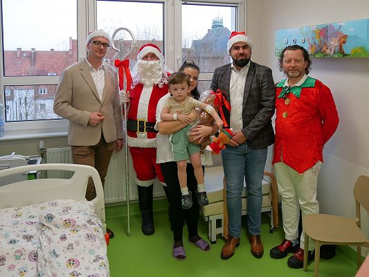 Grafika 3: Mikołaje w szpitalu