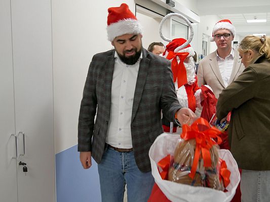 Grafika 4: Mikołaje w szpitalu