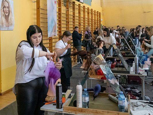 Grafika 1: Międzyszkolny Konkurs Fryzjerski Uczniów Rzemiosła