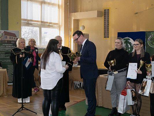 Grafika 3: Międzyszkolny Konkurs Fryzjerski Uczniów Rzemiosła