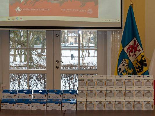 Grafika 1: Starosta przekazał czujniki czadu i dymu dla mieszkańców powiatu