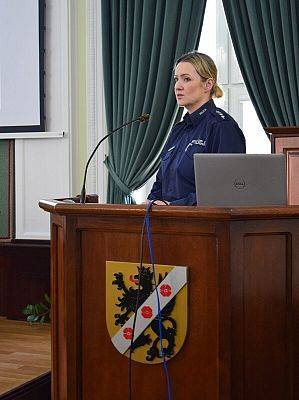 Grafika 3: Lęborska policjantka prelegentką konferencji o walce z depresją