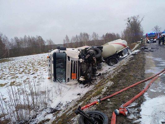 Grafika 2: Tragiczny wypadek przed Łebą. Kierowca zginął na miejscu.