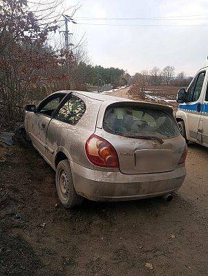 Grafika 3: Upojony alkoholem kierowca zahaczył o drzewo i wjechał w skarpę. Potem….zasnął