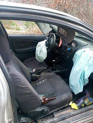 Grafika 4: Upojony alkoholem kierowca zahaczył o drzewo i wjechał w skarpę. Potem….zasnął