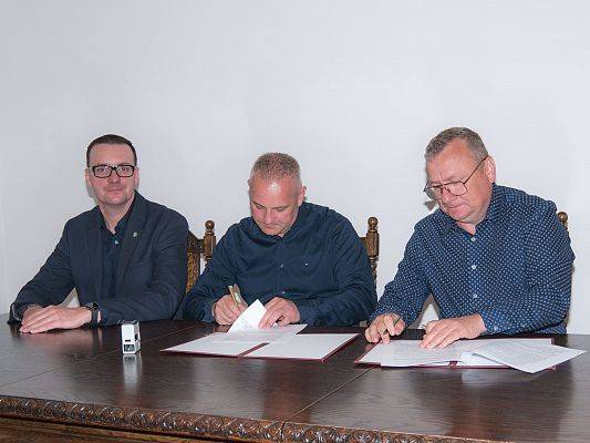Grafika 2: Podpisano umowę na przebudowę ulicy Zielonej w Cewicach