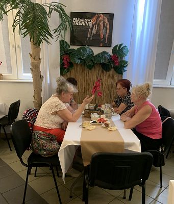 Grafika 1: Hawajski klimat podczas Kawy Sąsiedzkiej w Domu Kultury w Marszewie