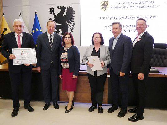Grafika 4: Gmina Cewice podpisuje kolejne umowy - “Aktywne Sołectwo Pomorskie 2024”