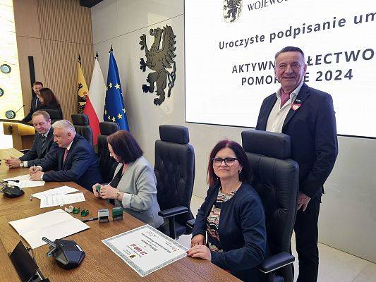Grafika 2: Gmina Cewice podpisuje kolejne umowy - “Aktywne Sołectwo Pomorskie 2024”