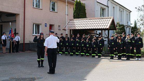 Grafika 4: Ślubowanie członków Młodzieżowej Drużyny Pożarniczej działającej przy Ochotniczej Straży Pożarnej w Cewicach