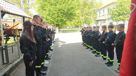 Grafika 3: Ślubowanie członków Młodzieżowej Drużyny Pożarniczej działającej przy Ochotniczej Straży Pożarnej w Cewicach