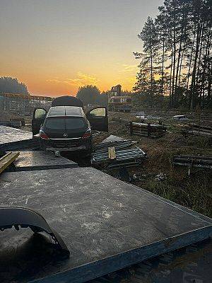 Grafika 1: Zjechał z jezdni i wjechał na teren budowy, zderzając się ze sprzętem budowlanym.